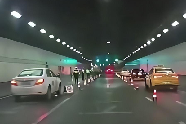 突发！隧道内查酒驾被网约车撞飞，两名交警受伤