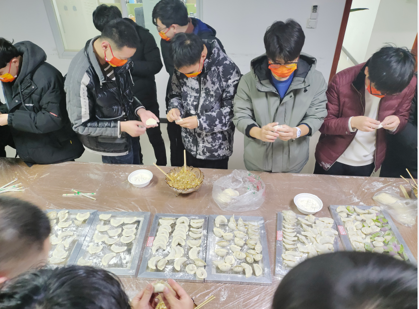 庆冬至  包饺子