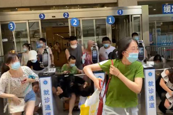 上海瑞金医院出现持刀伤人，智能闸机为何不要遥控开门助人逃生？