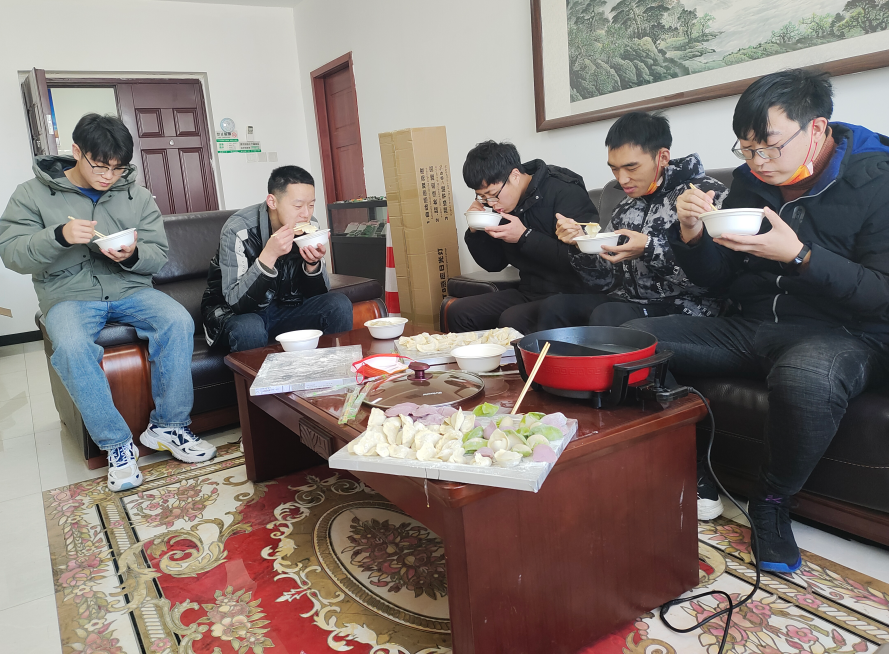 庆冬至  包饺子