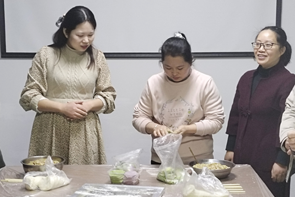 庆冬至  包饺子