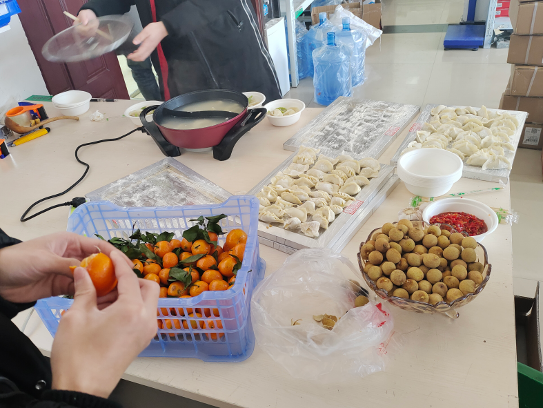 庆冬至  包饺子