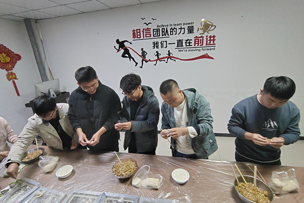 庆冬至  包饺子