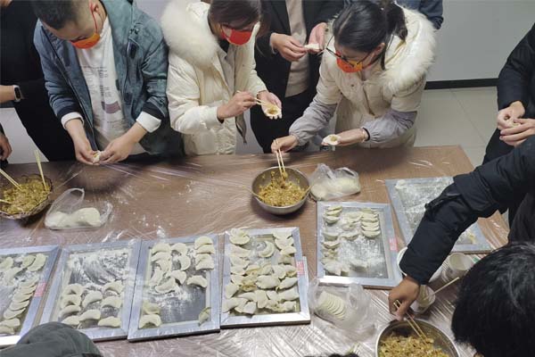 庆冬至  包饺子