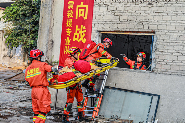 因嫌救援消防吵，男子竟高空抛物企图阻止！